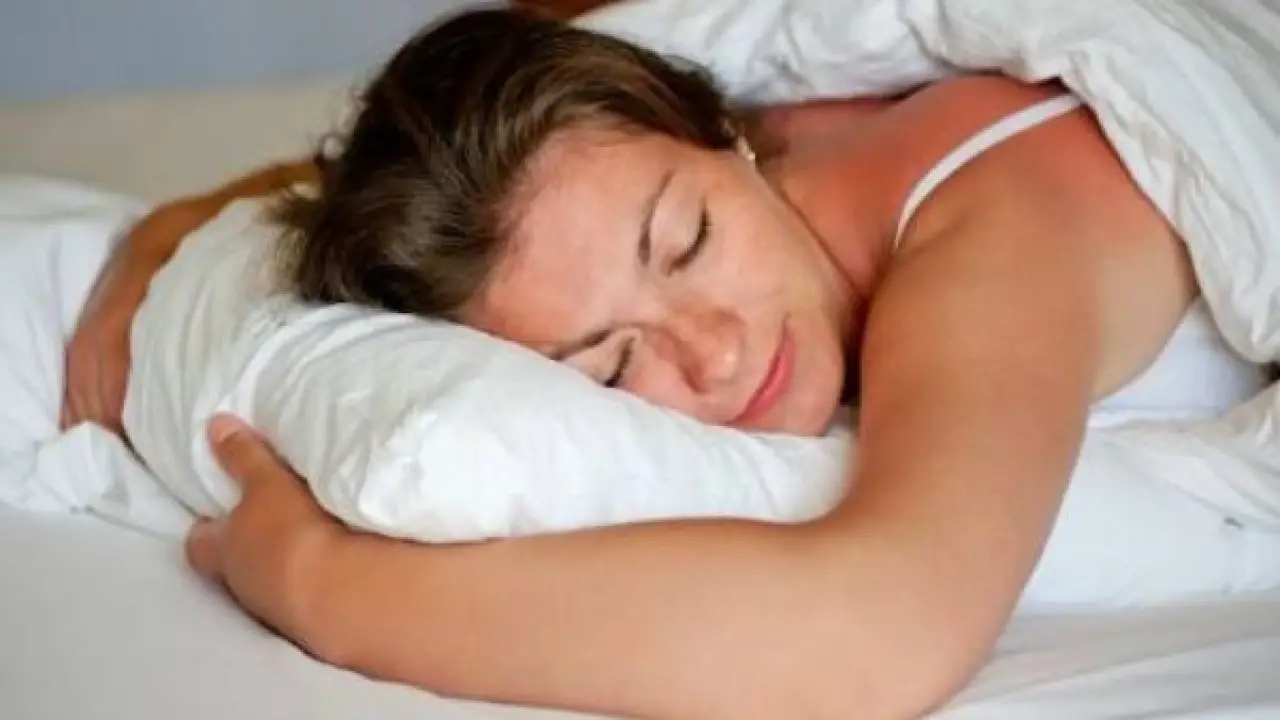 قاتل صامت.. وضعية نوم يومية تدمر أعضاءك الحيوية وتحذير طبي يزلزل الملايين