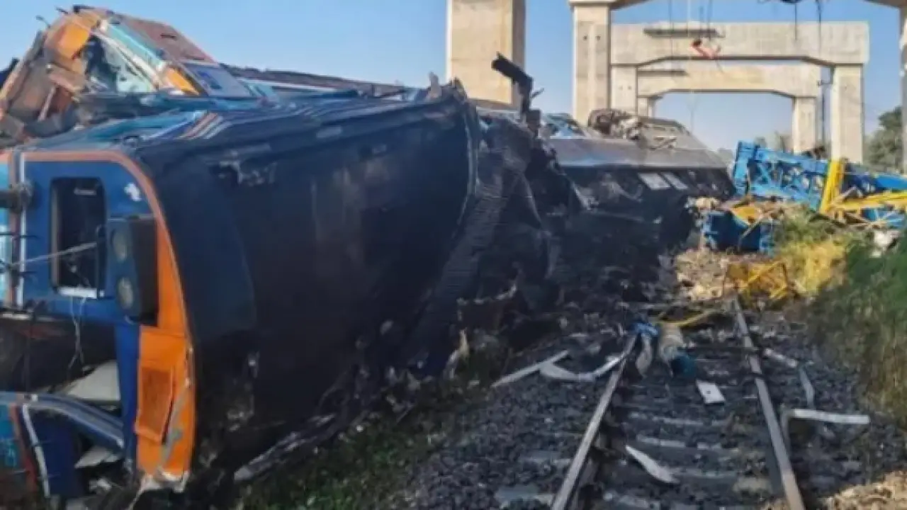 كارثة الحزام والطريق.. سقوط مروع لرافعة يحصد أرواح العشرات فوق قطار تايلاندي