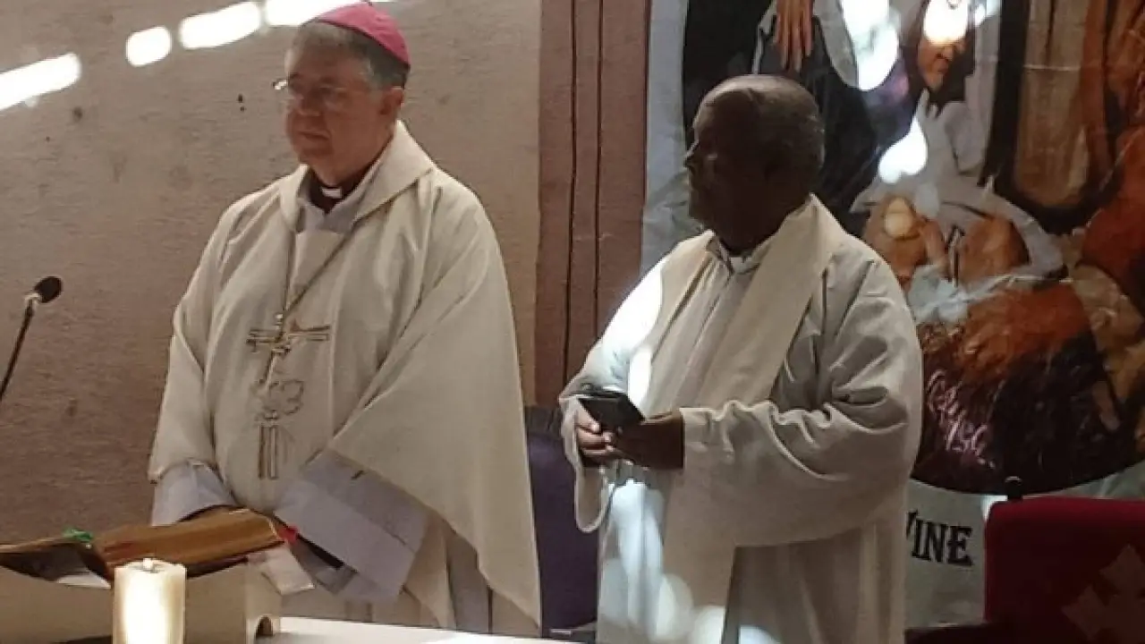 كنيسة السكاكيني التاريخية.. مشهد استثنائي يجمع مطران اللاتين بالمئات في قداس بداية 2026