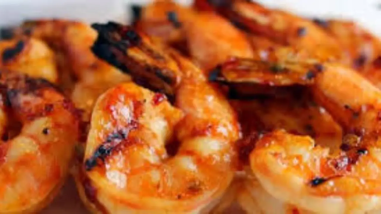 مزيج الثوم والعسل.. لمسة سرية تحول الجمبري المشوي إلى طبق ينافس أشهر المطاعم