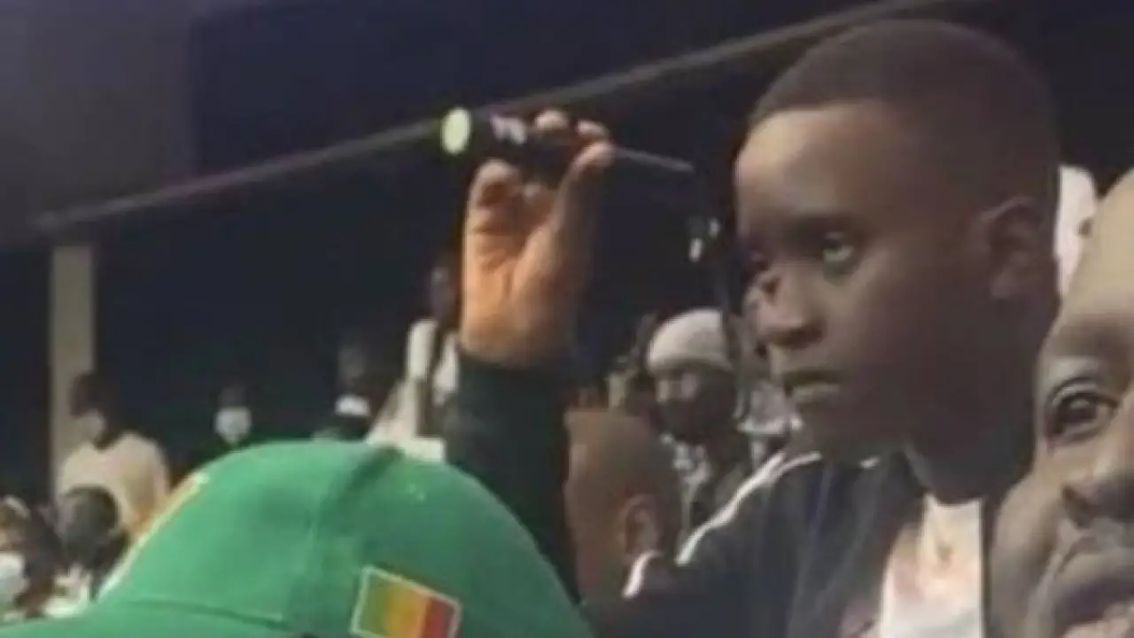 مشجع الليزر في السنغال.. طيران بلاده يحسم الجدل حول وصوله لمواجهة مصر الحاسمة