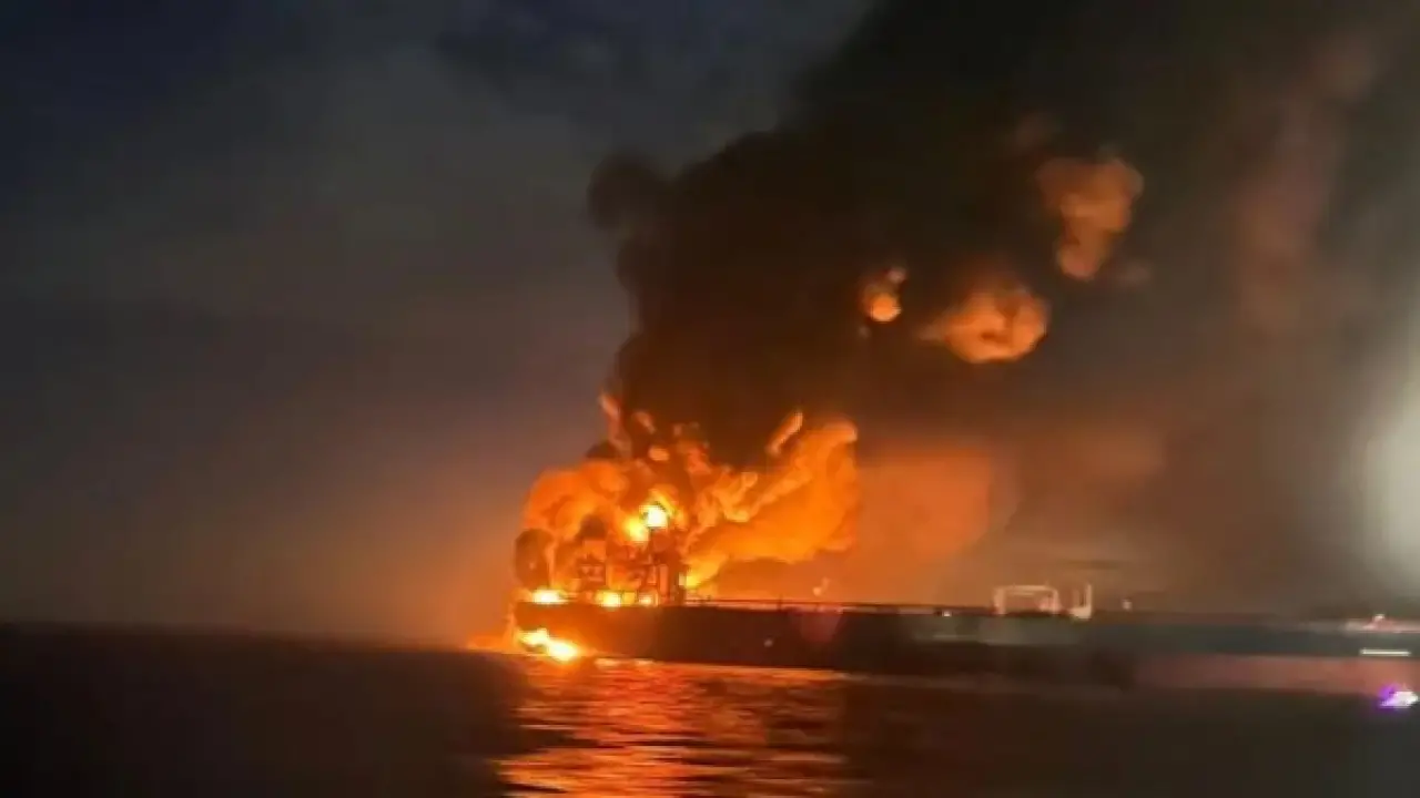 ناقلة يونانية تشتعل.. اتهامات روسية خطيرة لأوكرانيا تشعل فتيل الحرب في مياه البحر