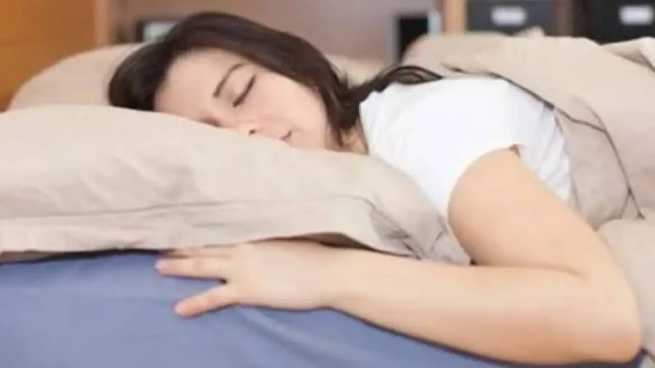 وضعية نوم شائعة.. عادة ليلية تهدد صحتك وتحذير من أطعمة تنقذ نظرك