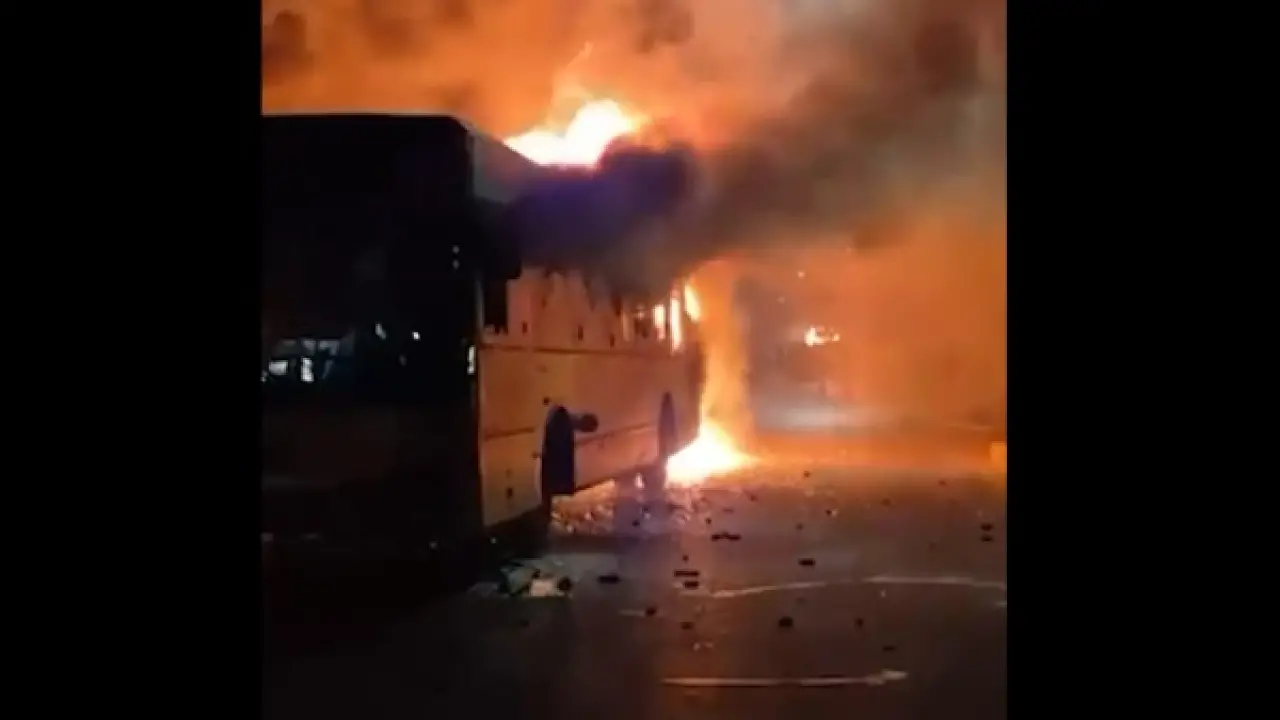 ألسنة اللهب في أصفهان.. هجوم غامض يستهدف حافلة أمنية ويثير ذعر السكان بمحيط الحادث