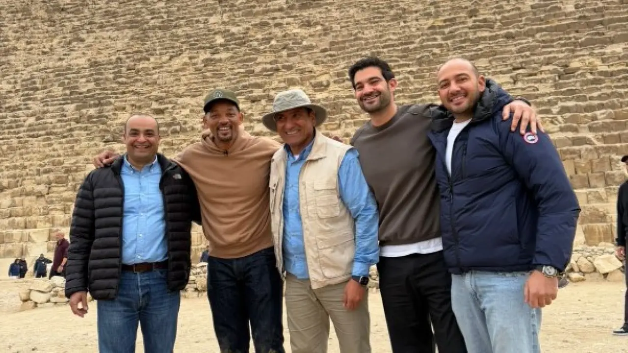 أهرامات الجيزة.. ظهور مفاجئ للنجم ويل سميث يثير دهشة السياح في مصر