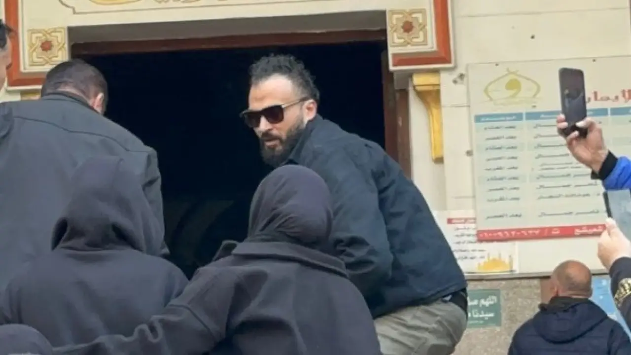 إبراهيم سعيد يحمل النعش.. مشهد مؤثر في جنازة شقيقته يثير تعاطف الملايين