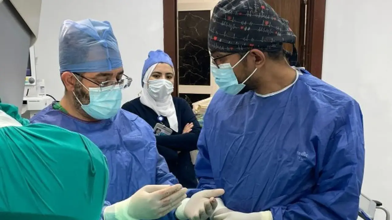 إنجاز طبي بمستشفيات القناة.. تقنية متطورة تنهي معاناة المرضى وتنهي الجدل حول جراحات الأعصاب التقليدية
