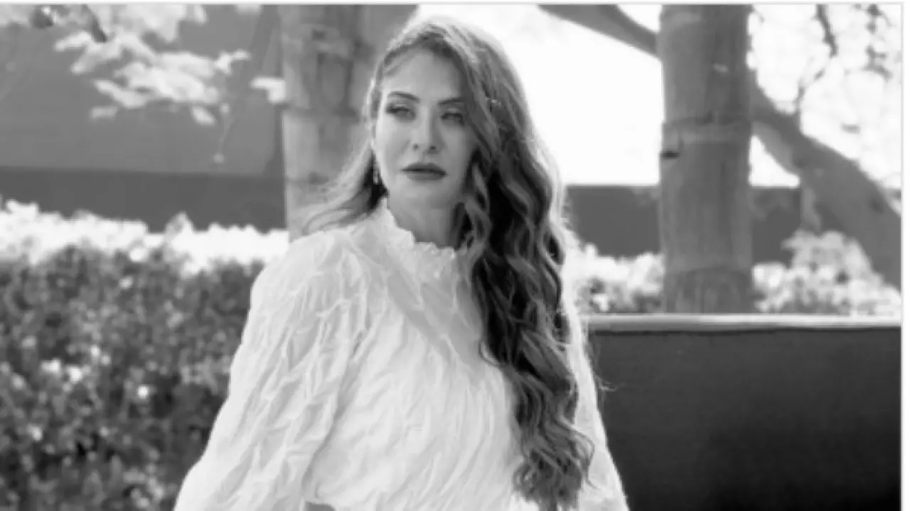 بفستان أبيض ساحر.. إطلالة هيدي كرم الجديدة تشعل منصات التواصل وتخطف الأنظار