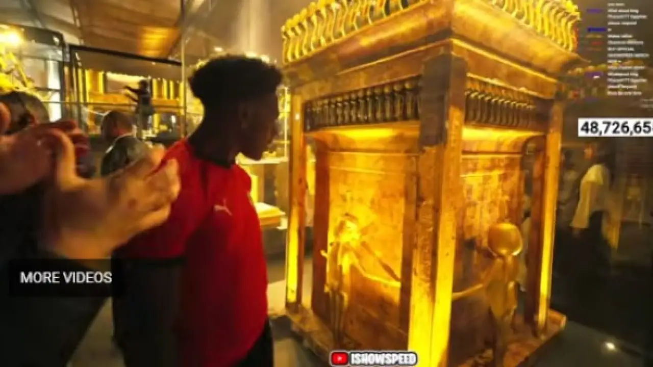 بقميص الفراعنة.. يوتيوبر أمريكي يوثق مشاهد استثنائية داخل المتحف الكبير تثير دهشة الملايين