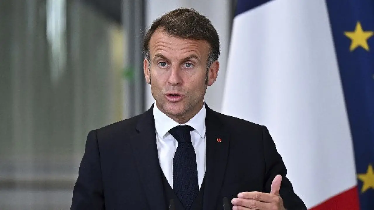 تحرك عسكري مفاجئ.. ماكرون يحشد قواته البرية والبحرية صوب جرينلاند في أيام