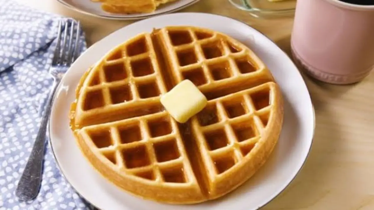 سر القرمشة الذهبية.. ملعقة واحدة تحول عجينة الوافل المنزلية إلى منافس عالمي