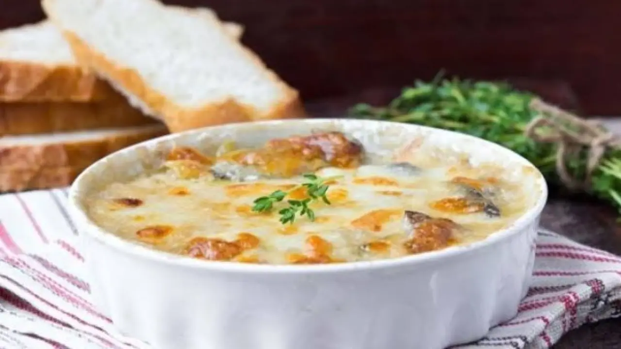 سر الوصفة الملكية.. مكون سحري يحول الدجاج بالبشاميل إلى طبق فاخر لا يقاوم