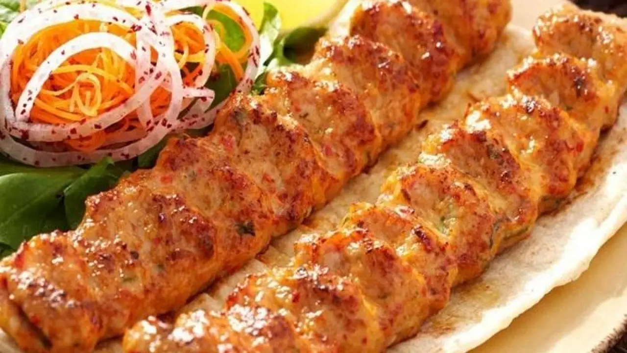 سر نكهة المطاعم.. مكون سحري يحول كفتة الدجاج إلى وجبة فاخرة ومبهرة