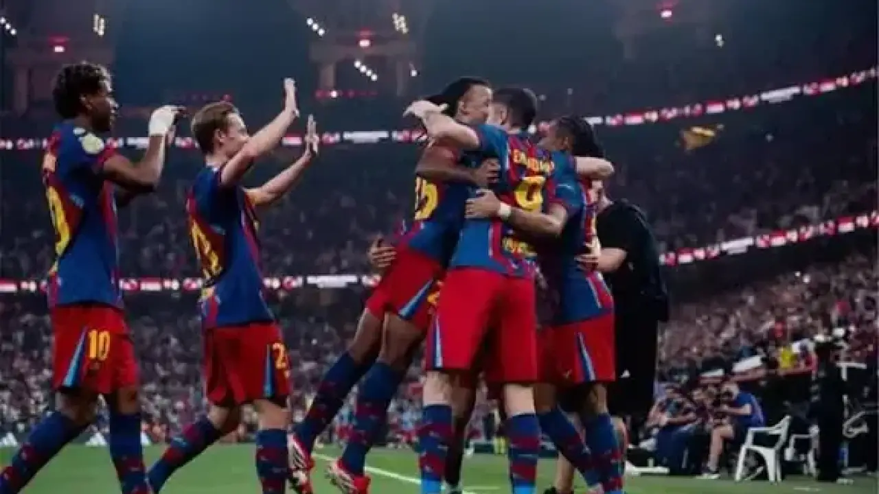 صدام الكأس المنتظر.. صراع برشلونة وسانتاندير يشعل التوقعات قبل صافرة البداية الليلة