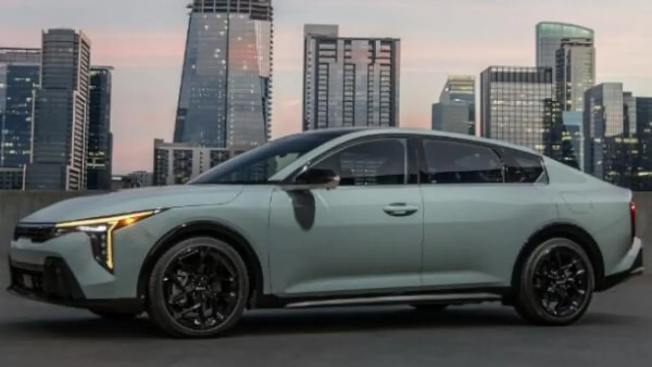 كيا K4 الجديدة.. تصميم فضائي ومواصفات استثنائية تهدد عرش السيارات السيدان في 2026