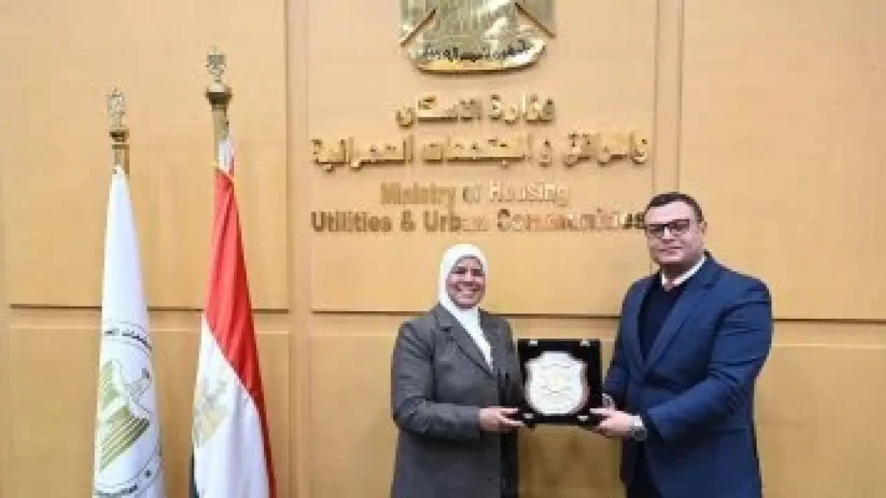 نهاية حقبة.. قرار وزير الإسكان تجاه مستشارته بعد 42 عاماً يثير تفاعلاً واسعاً