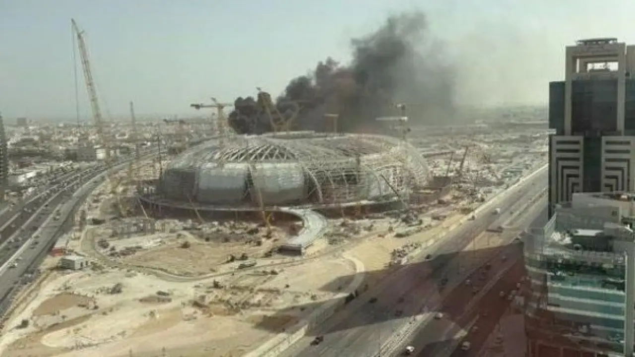 نيران ملعب أرامكو.. مشاهد صادمة تثير الفزع وتوقف العمل بموقع الحدث الضخم
