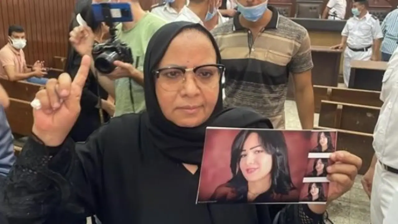 والدة شيماء جمال.. تطور مفاجئ داخل محكمة الجيزة ينتهي بها في قسم الطالبية