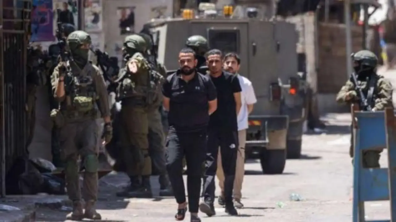 80 معتقلاً في ليلة واحدة.. حملة مداهمات واسعة تزلزل مدن الضفة والقدس