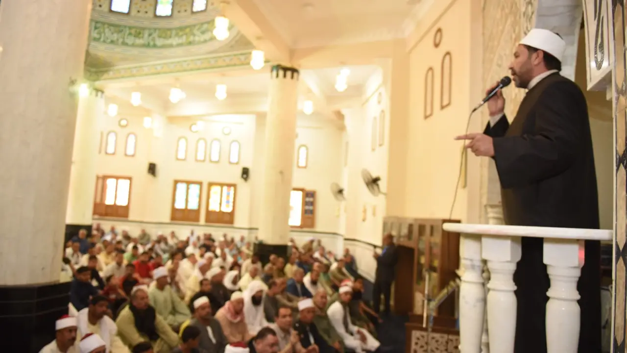 بطلان صلاة الجمعة.. الأزهر يحسم الجدل حول التحدث مع المصلين أثناء الخطبة