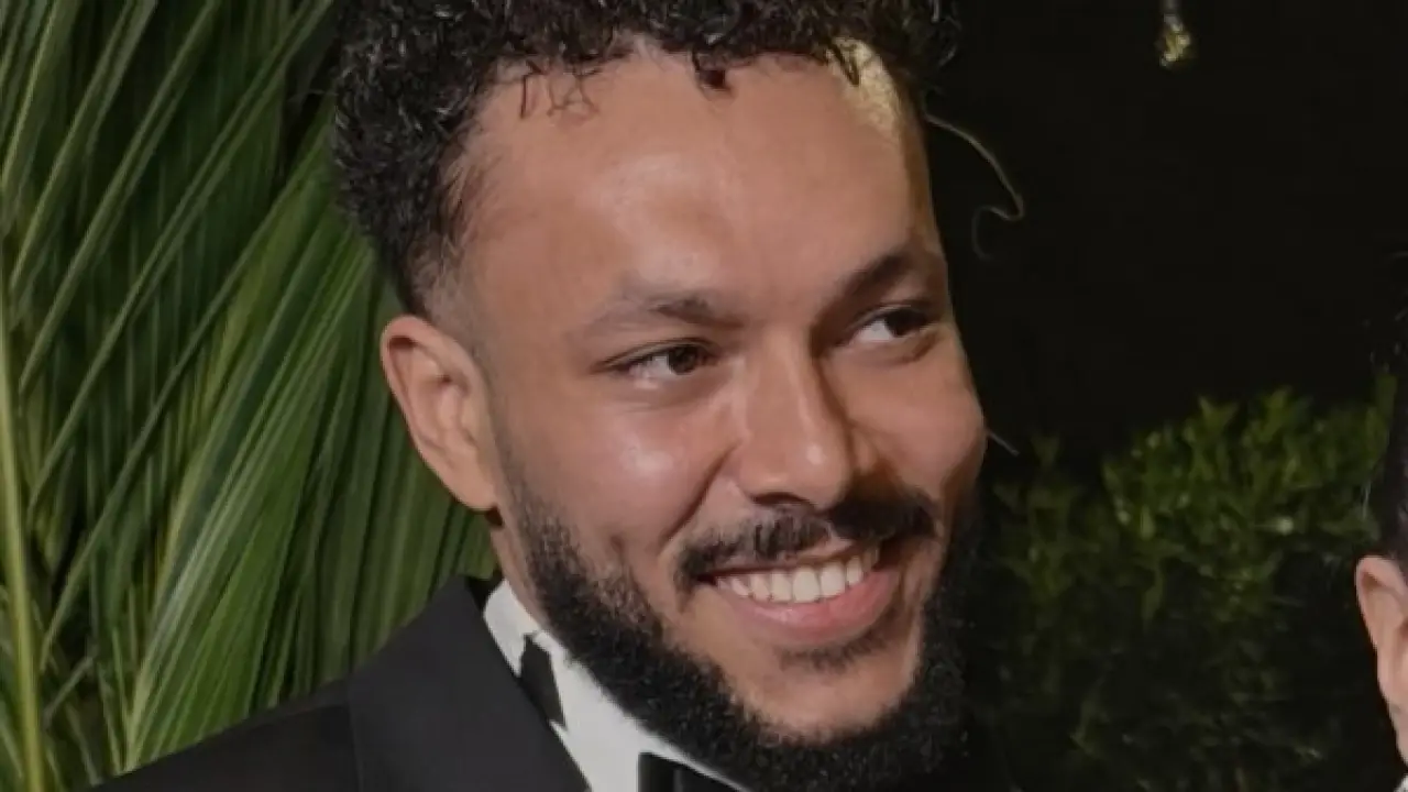 زواج ويجز.. صورة غامضة وكلمات مؤثرة تشعل منصات التواصل الاجتماعي في مصر