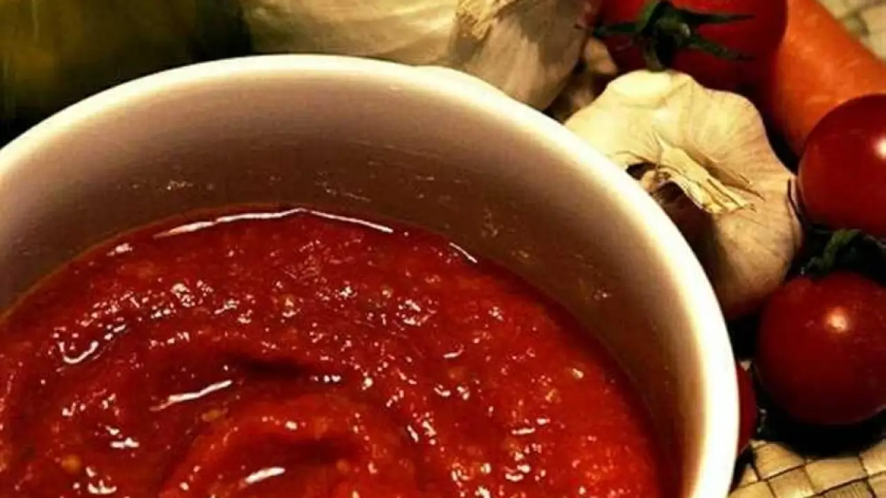 سم قاتل.. خلط الطماطم بأواني الألومنيوم يفجر مفاجأة طبية تهدد صحة أسرتك