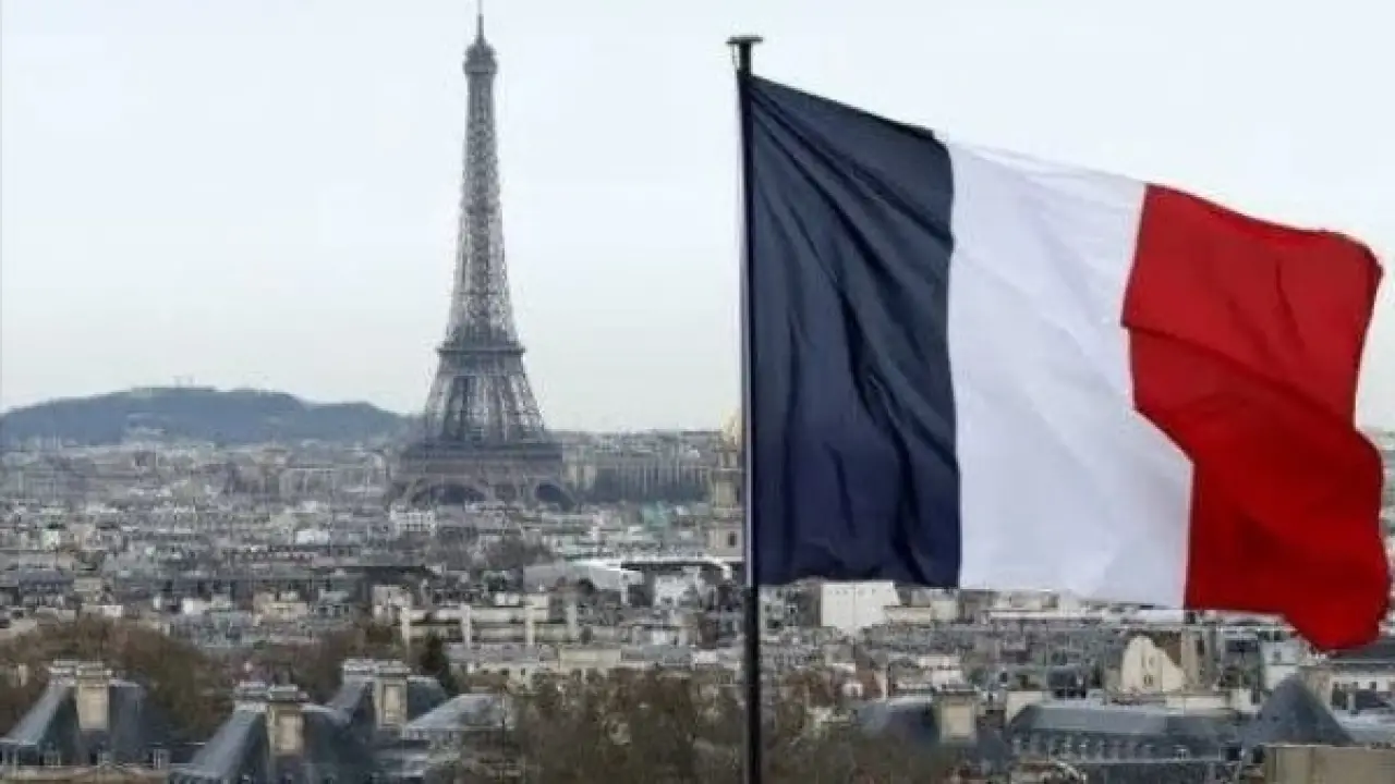 قرار فرنسي غريب.. حظر دخول زجاجات المياه للمراحيض يثير غضب الملايين حول العالم