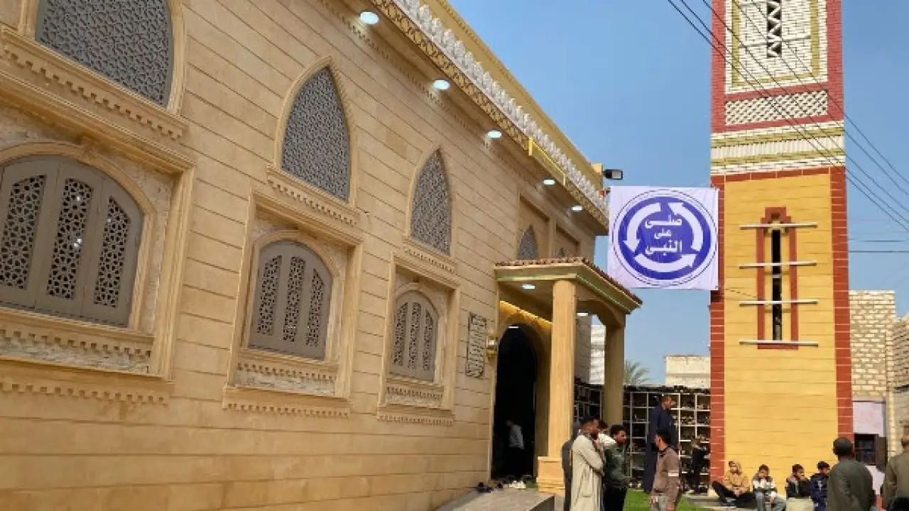 لافتة صلي على النبي.. واقعة مسجد المنيا تثير ضجة واسعة بعد افتتاح مثير للجدل