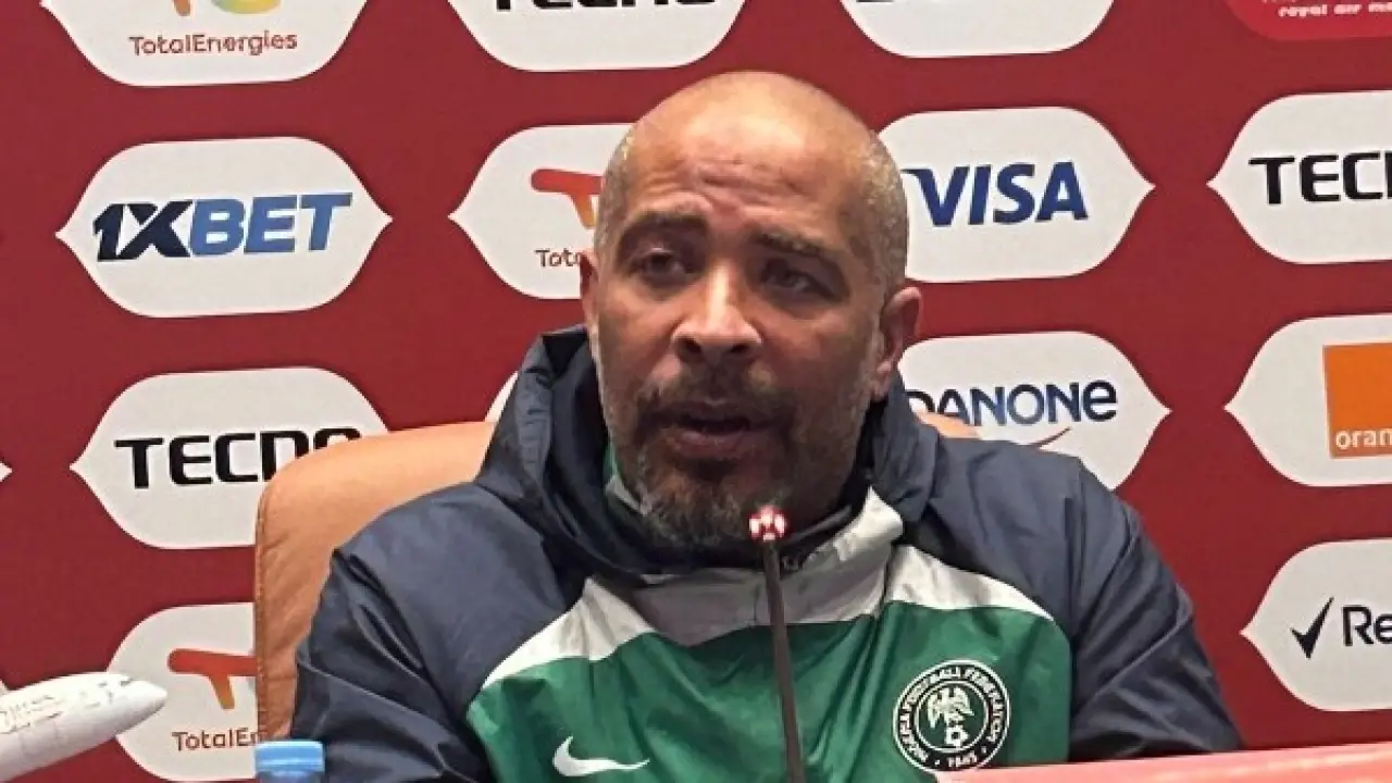مدرب نيجيريا يخرج عن صمته.. تصريح ناري قبل مواجهة مصر يربك حسابات أفريقيا