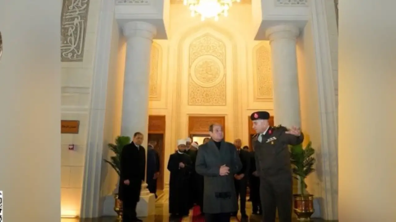 مسجد العزيز الحكيم.. الرئيس السيسي ينهي الجدل حول ملامح الطراز المعماري الجديد بالمقطم