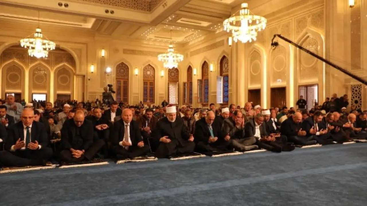 مسجد العزيز الحكيم.. محافظ القاهرة يظهر في أول صلاة جمعة بعد الافتتاح الرئاسي