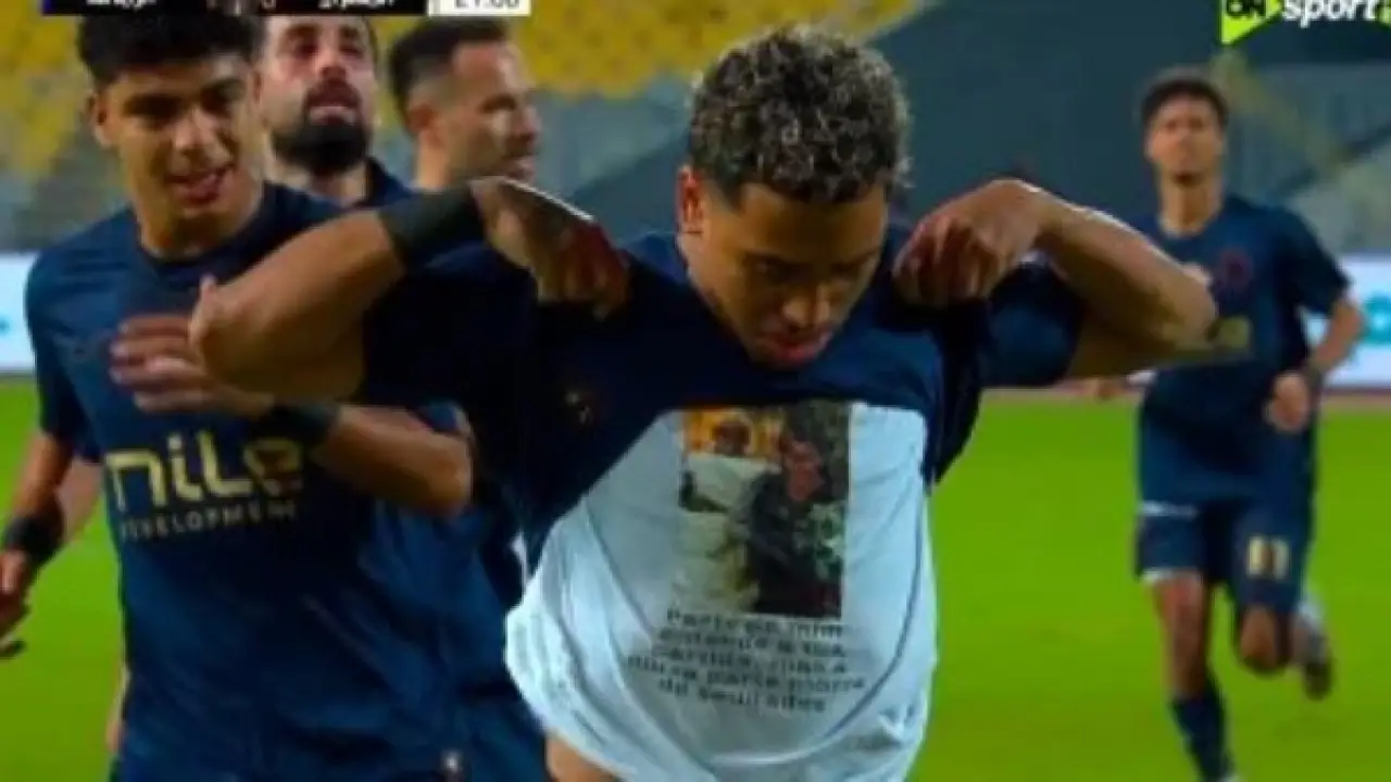 مشهد استثنائي في المدرجات.. مدرب الزمالك يوجه رسالة خاصة لمشجع واحد هز الملعب