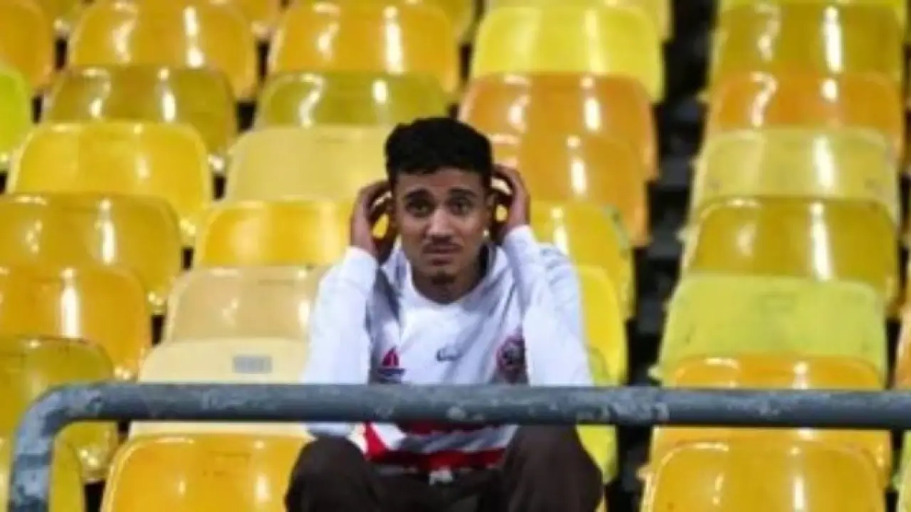 مشهد استثنائي.. مكافأة غير متوقعة لمشجع الزمالك الوحيد بعد واقعة مباراة المصري المثيرة