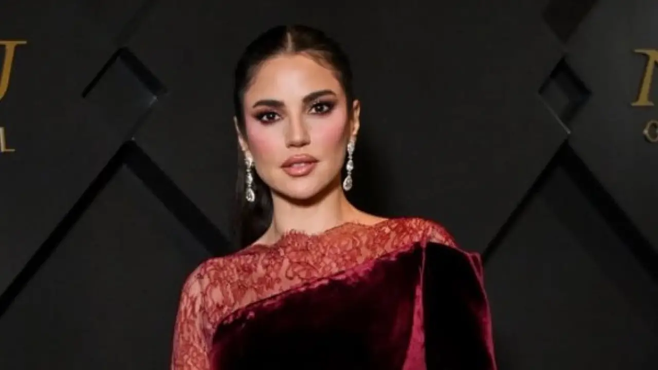 إطلالة ساحرة.. فستان درة المخملي يثير تساؤلات الجمهور في أحدث ظهور مع زوجها