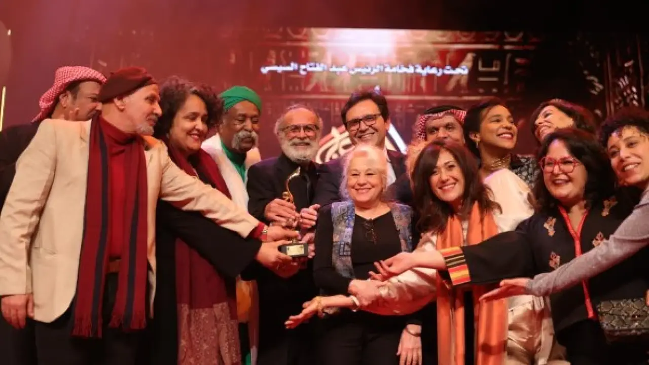 الهاربات يحصد القمة.. وزير الثقافة يسلم جوائز المسرح العربي وسط ذهول الحاضرين