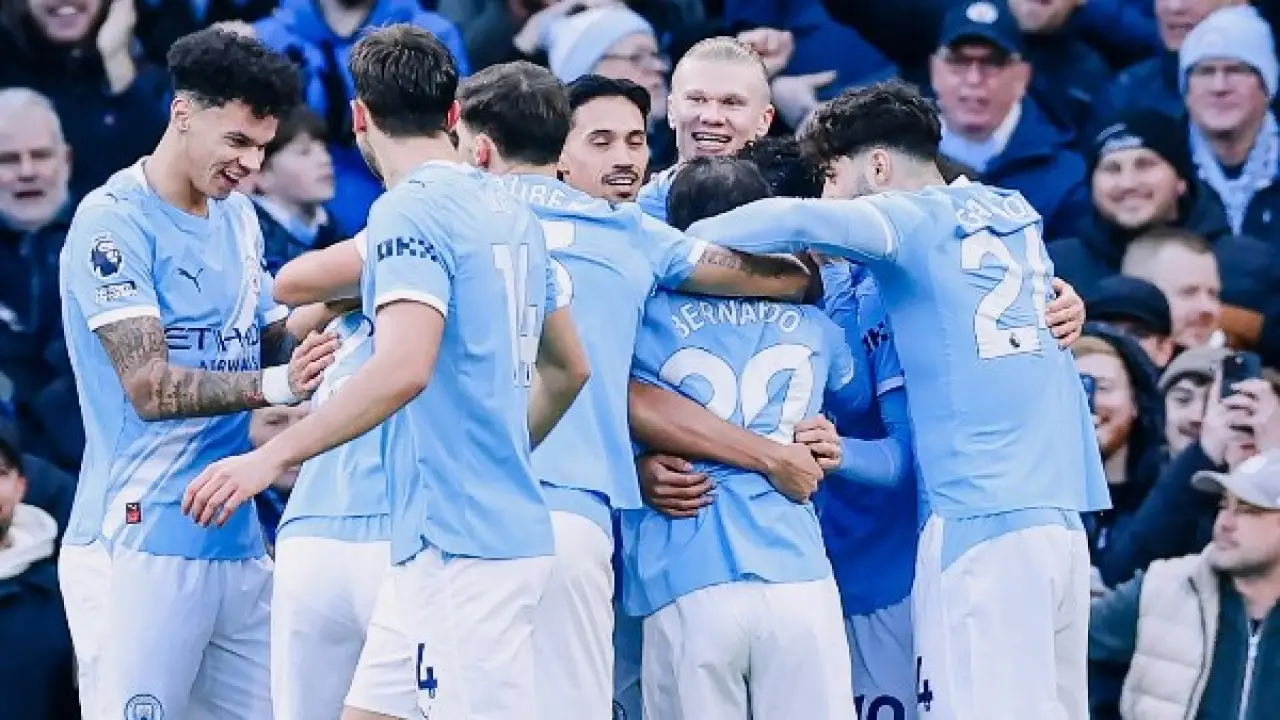 صدام مدينة مانشستر.. قرار مفاجئ من جوارديولا يربك حسابات اليونايتد قبل قمة الدوري