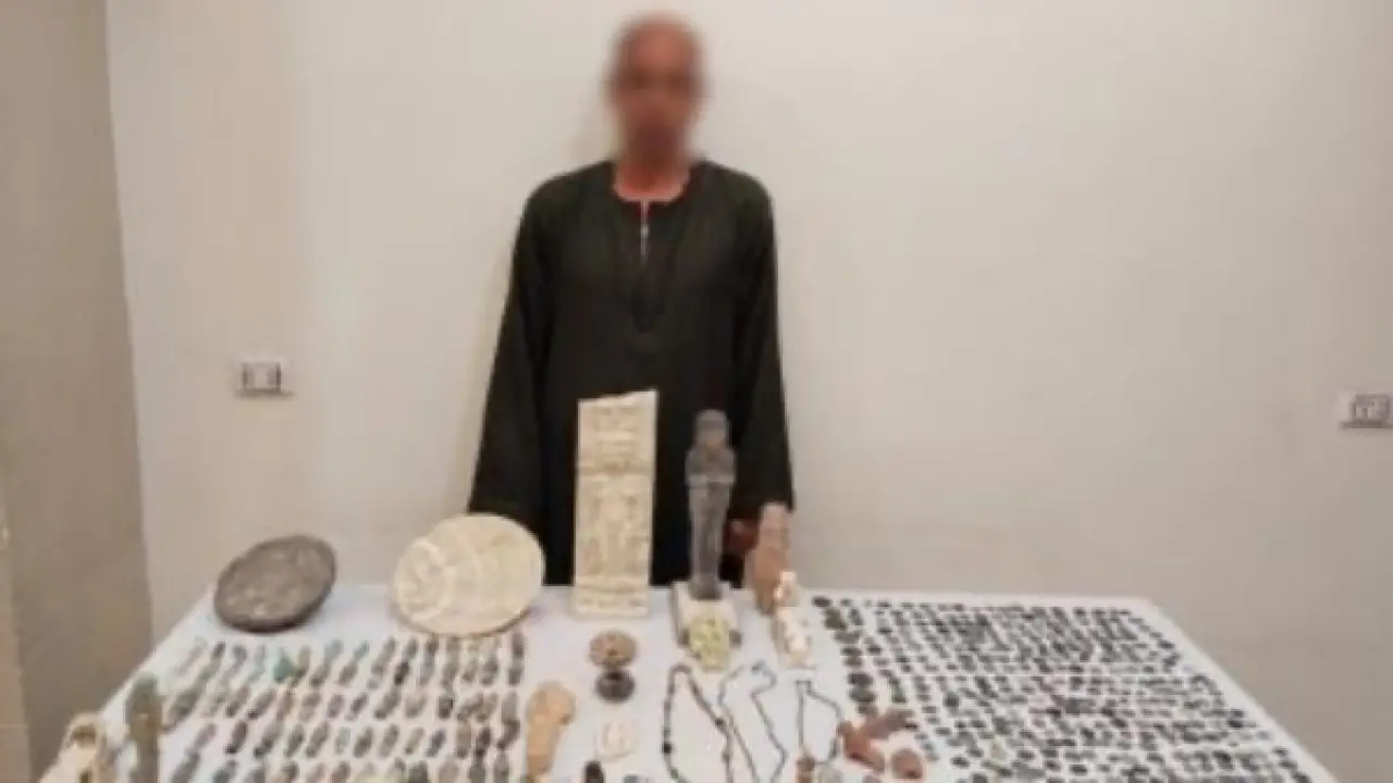 كنز المنيا المدفون.. العثور على 526 قطعة أثرية بحوزة شخص ينهي مغامرته بالجبل