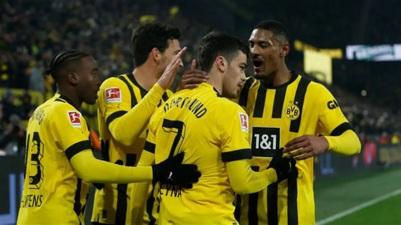 مفاجأة نوري شاهين.. تشكيل بروسيا دورتموند ضد سانت باولي يشعل صراع الدوري الألماني