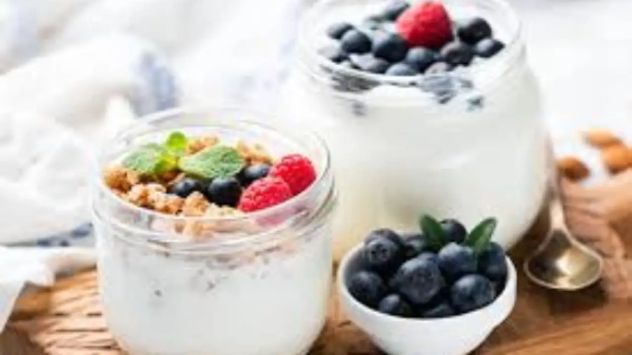 الزبادي اليوناني.. سر البروتين الخفي الذي يحول وجبة فطورك إلى منجم طاقة مذهل