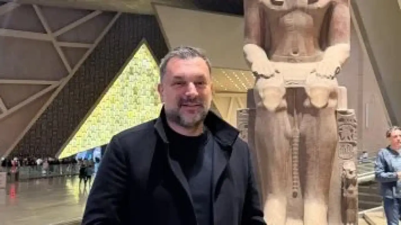 انبهار في القاهرة.. وزير خارجية البوسنة يوثق مقتنيات أثرية تظهر للنور لأول مرة