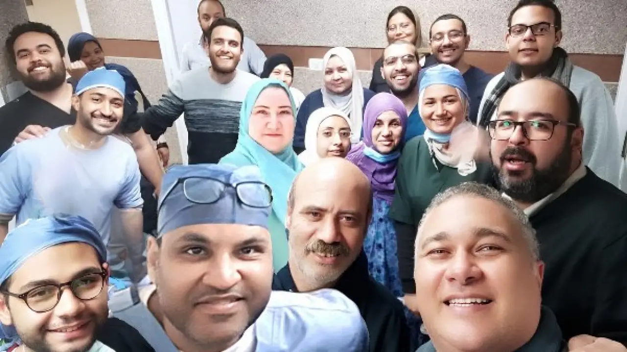 بتمويل كامل.. جامعة القاهرة تنهي معاناة طالبة بعملية زراعة قوقعة باهظة الثمن