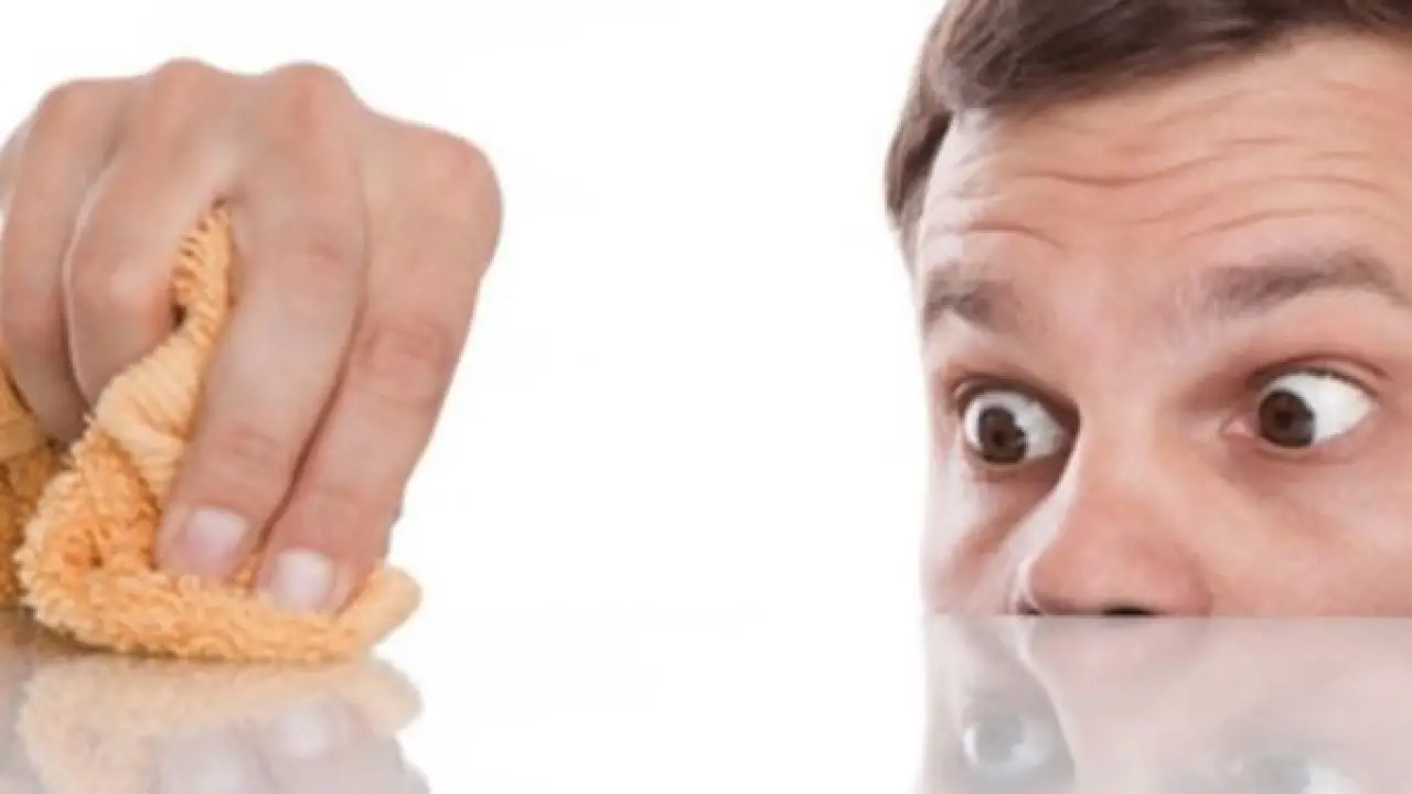 خلف قناع النظافة.. علامات خفية تكشف الوجه الآخر للوسواس القهري وصدمة المصابين به