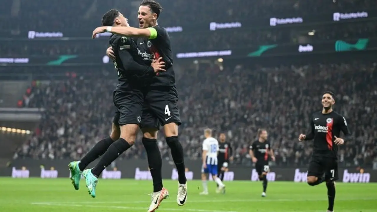 زلزال في فرانكفورت.. إقالة مدرب عمر مرموش السابق تثير التساؤلات حول مستقبله القادم