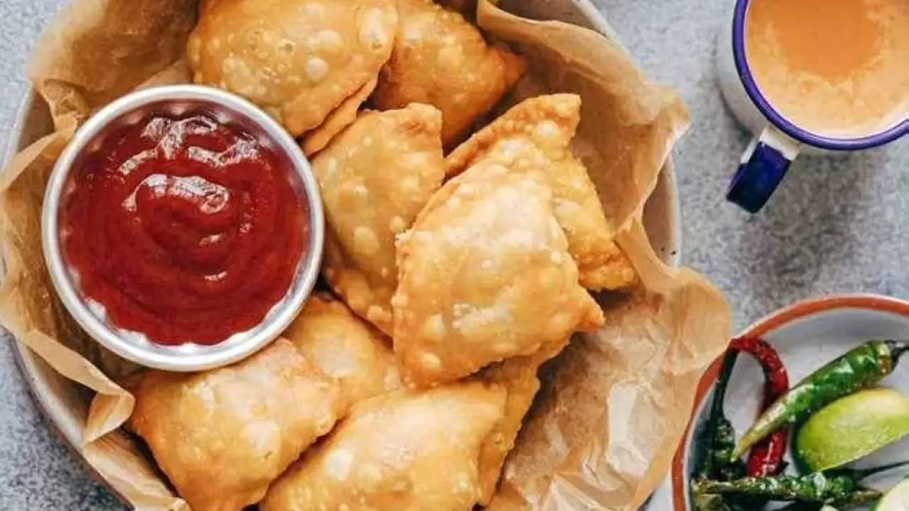 سر التوفير لرمضان.. حركة بسيطة في عجينة السمبوسة تنهي عناء الوقوف بالمطبخ