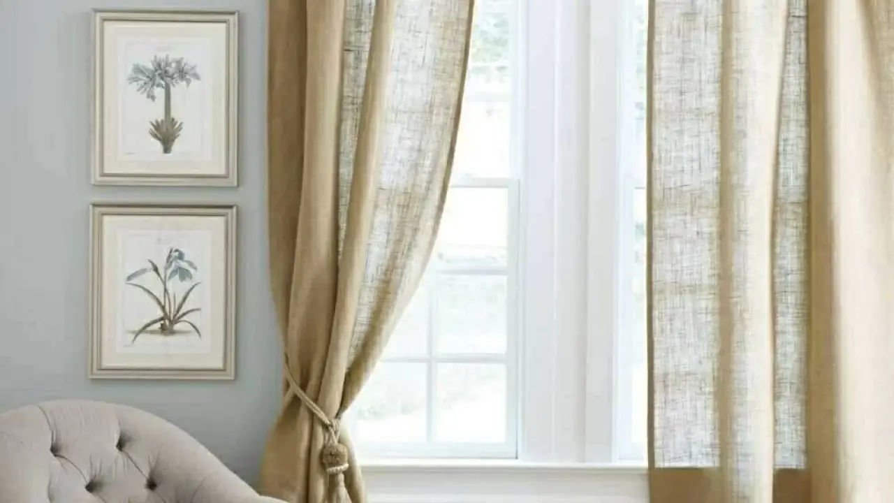 سر المهنة.. حيلة ذكية لتنظيف الستائر وهي معلقة تنهي معاناة ربات البيوت بمصر