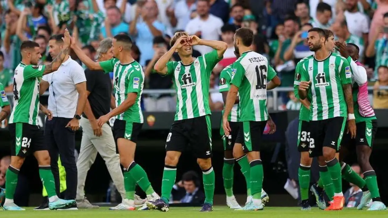 سقوط الغواصات الصفراء.. انتفاضة ريال بيتيس تشعل صراع المربع الذهبي في الليغا