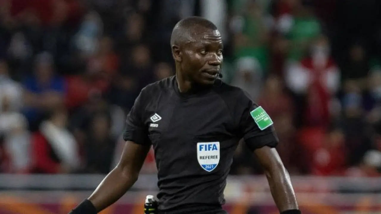 صافرة الكونغو تحسم الجدل.. اختيار حكم نهائي أمم إفريقيا يثير قلق الجماهير المغربية