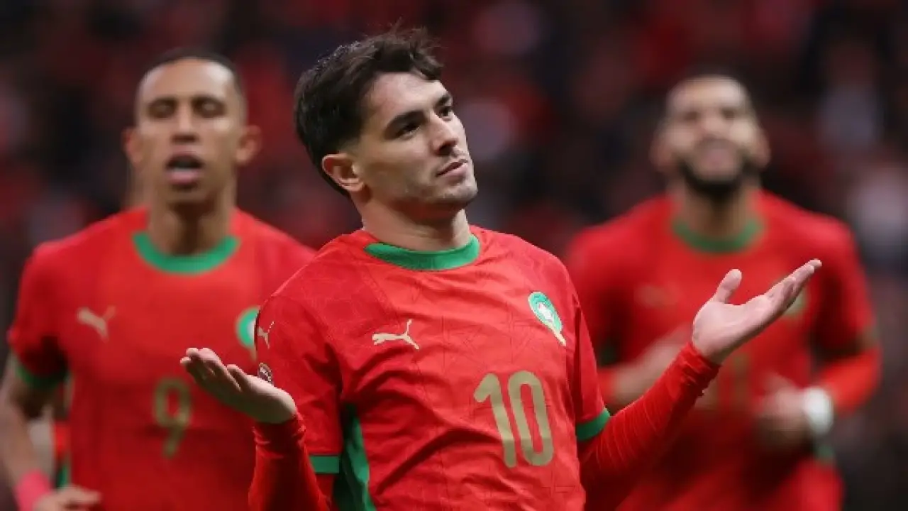 صدام العمالقة.. قرار مفاجئ من الركراكي يحسم تشكيل المغرب أمام السنغال في النهائي