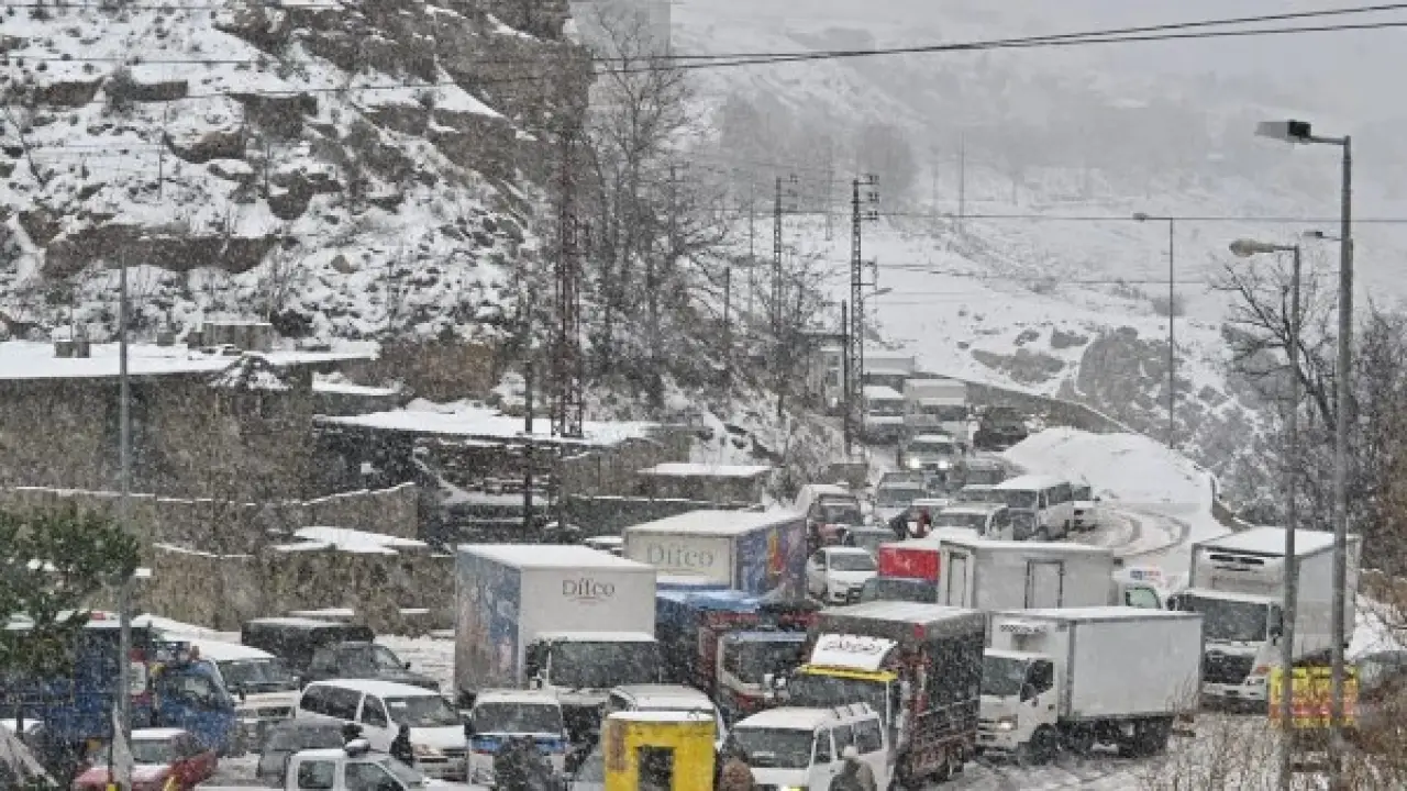 عاصفة لبنان.. وزارة التربية تحسم الجدل حول إقفال المدارس وتفاجئ الأهالي بقرارها الجديد
