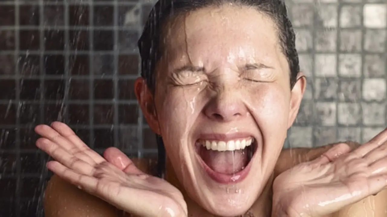 أبعد من مجرد رفاهية.. سر علمي يغير كيمياء جسدك ومزاجك في ثوانٍ معدودة